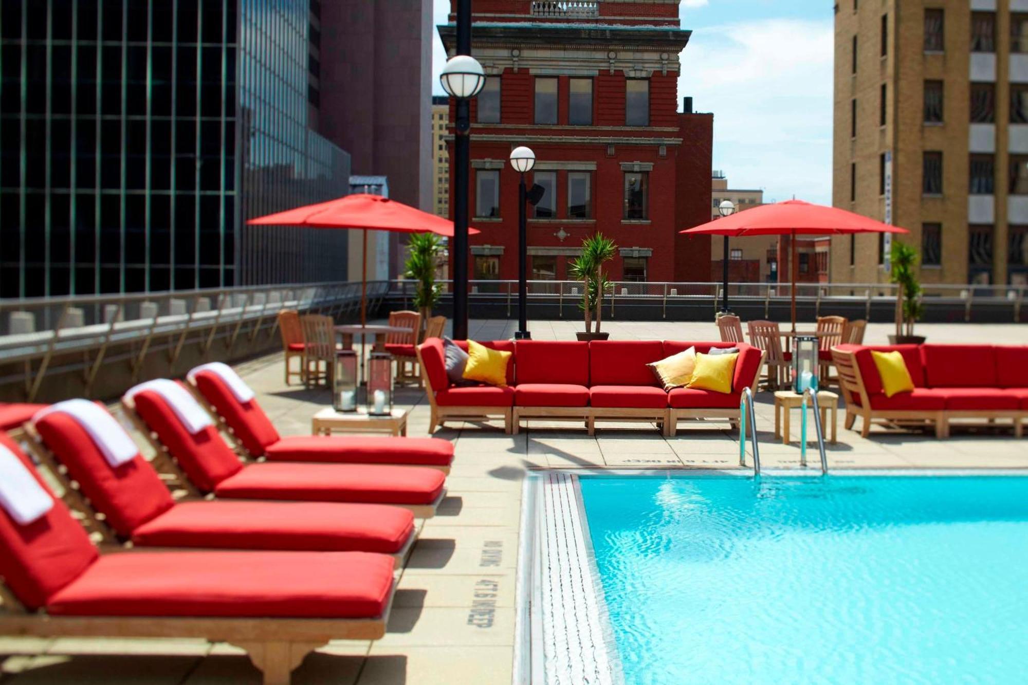Renaissance Downtown 4*