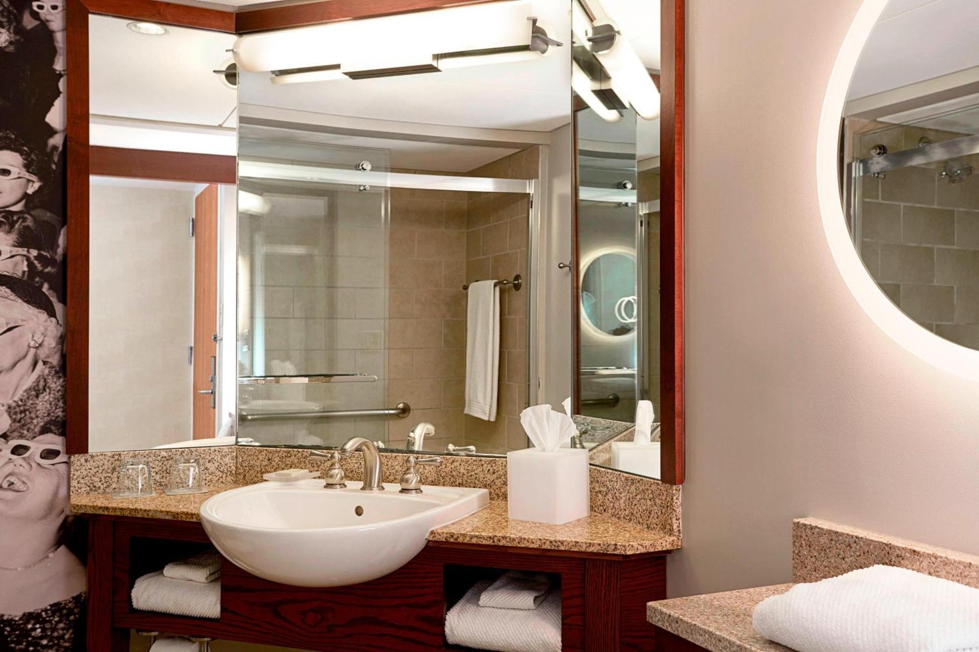 Renaissance Downtown 4*